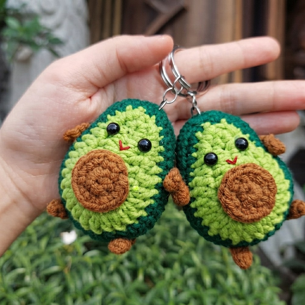 How to crochet a MINI AVOCADO AVOCADO keychain 13