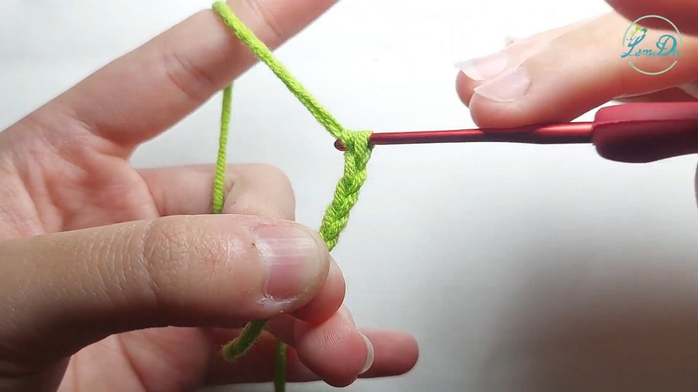How to crochet a MINI AVOCADO AVOCADO keychain 3