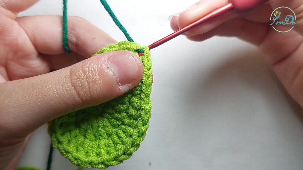 How to crochet a MINI AVOCADO AVOCADO keychain 5