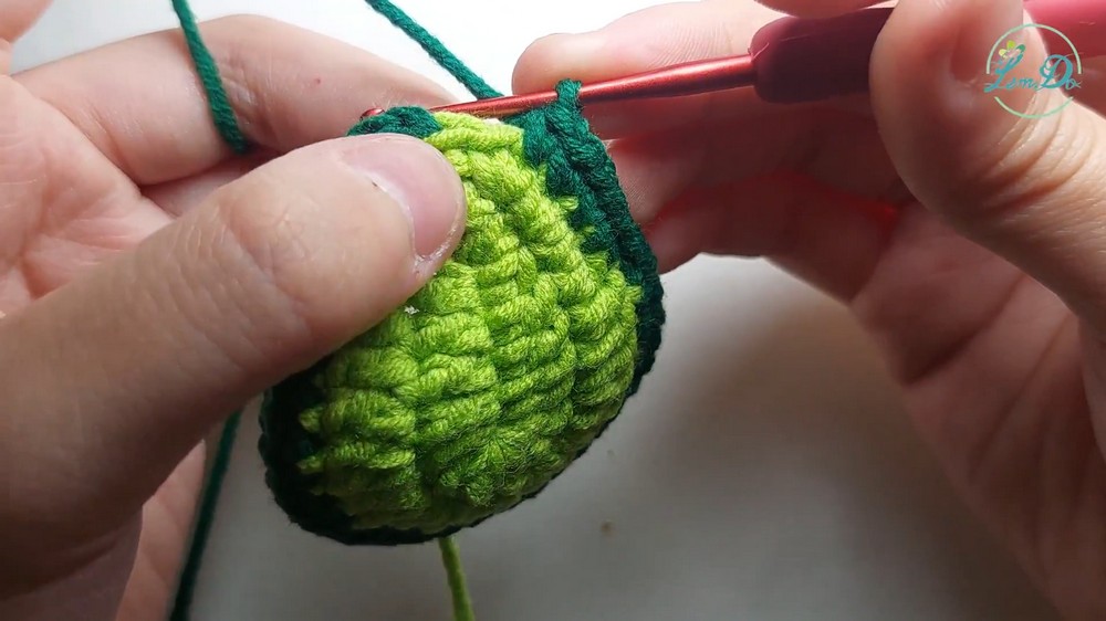 How to crochet a MINI AVOCADO AVOCADO keychain 6