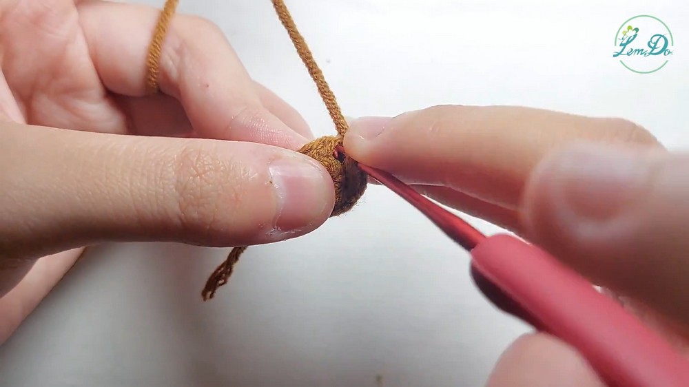 How to crochet a MINI AVOCADO AVOCADO keychain 7