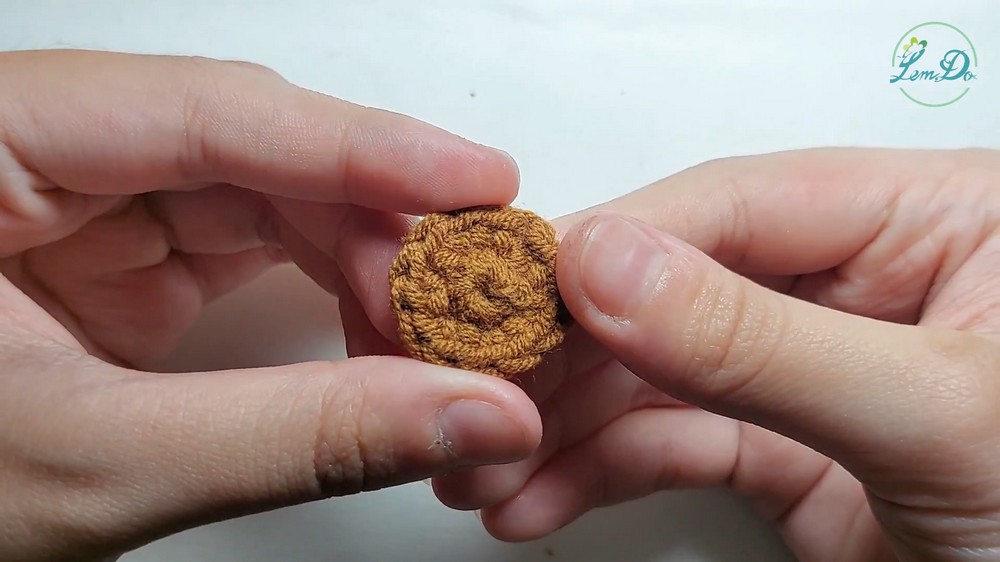 How to crochet a MINI AVOCADO AVOCADO keychain 8