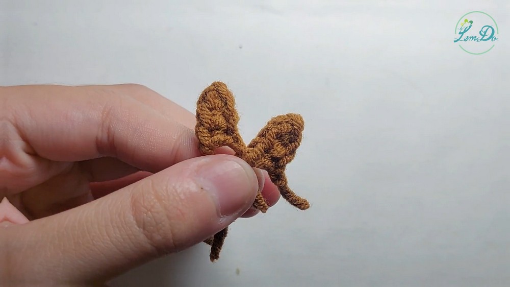 How to crochet a MINI AVOCADO AVOCADO keychain 9