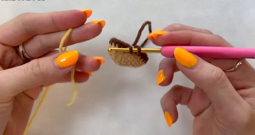 Super Quick NO-SEW Crochet Mini Burger Amigurumi Tutorial 4