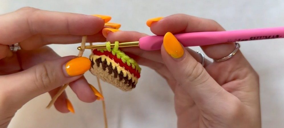 Super Quick NO-SEW Crochet Mini Burger Amigurumi Tutorial 6