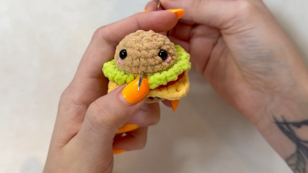 Super Quick NO-SEW Crochet Mini Burger Amigurumi Tutorial 8