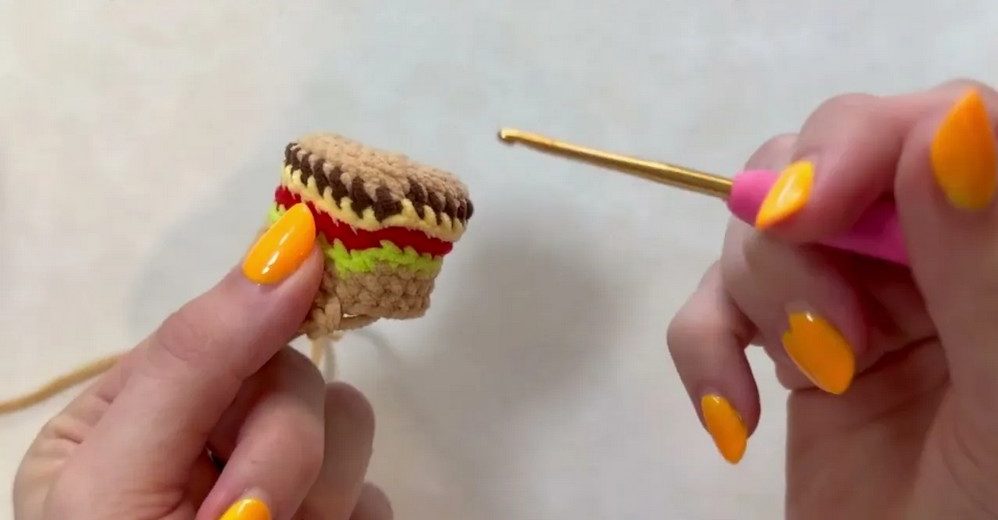 Super Quick NO-SEW Crochet Mini Burger Amigurumi Tutorial 9