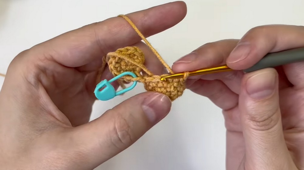 This Crochet Graduation Bear is Too Cute 🧸 Amigurumi Tutorial 1 (2)