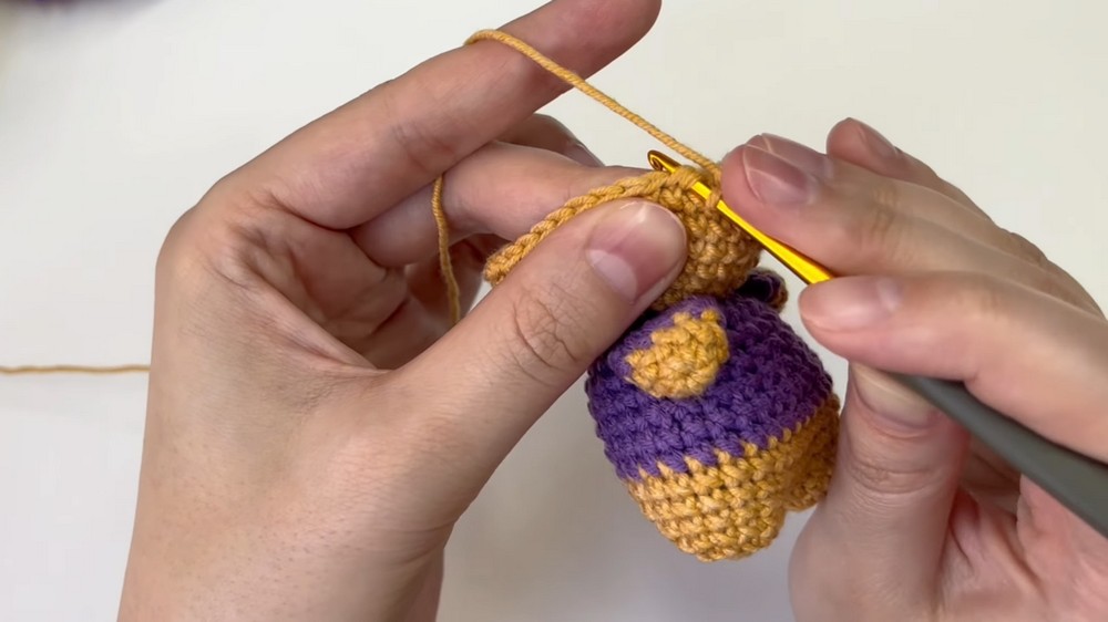 This Crochet Graduation Bear is Too Cute 🧸 Amigurumi Tutorial 1 (4)