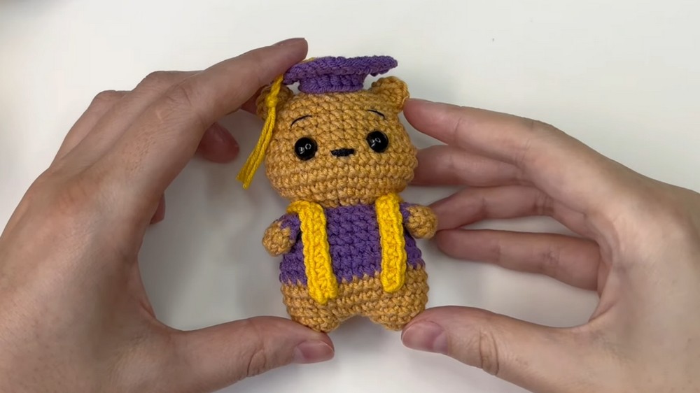 This Crochet Graduation Bear is Too Cute 🧸 Amigurumi Tutorial 1 (7)