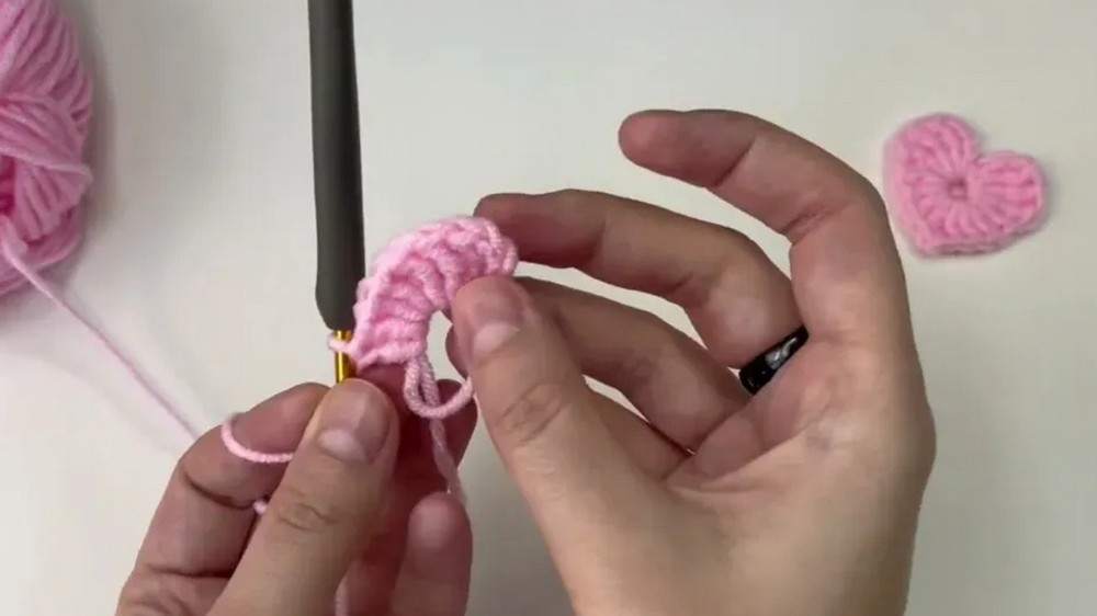 This Tiny Crochet Heart Takes Just 5 Minutes 💗 Tutorial for Beginners 2