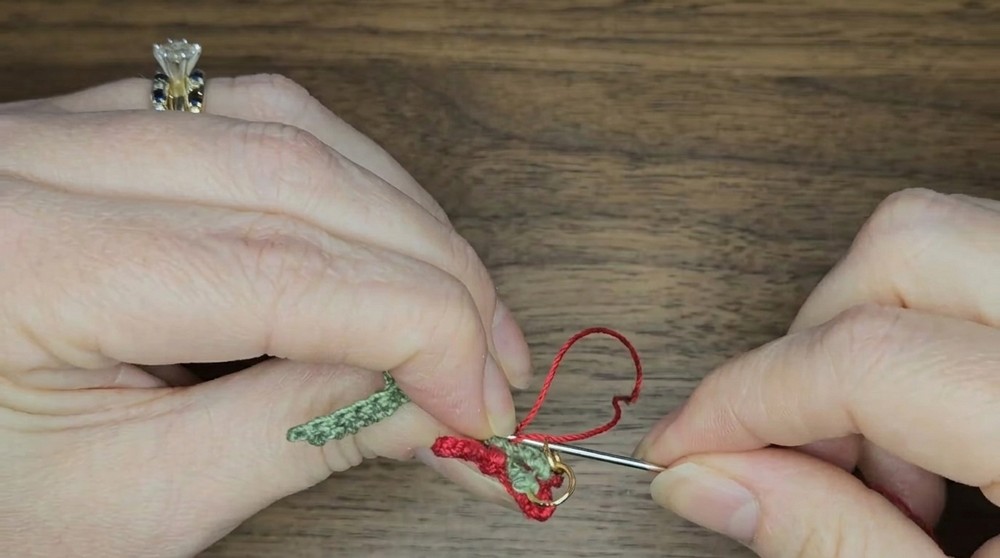 Crochet Christmas Mistletoe Earrings Easy Pattern (6)