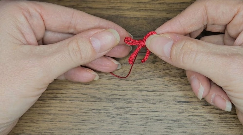 Crochet Christmas Mistletoe Earrings Easy Pattern (7)