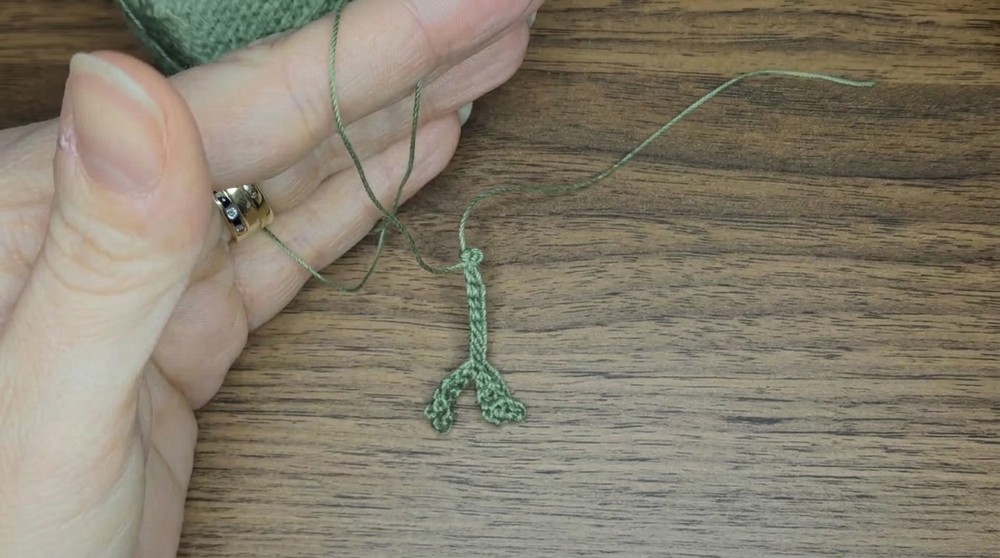 Crochet Christmas Mistletoe Earrings Easy Pattern (8)