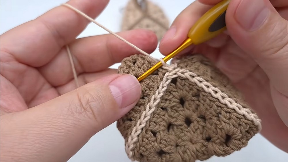 Crochet Square AirPods Bag Pattern 4