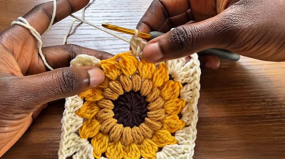 Crochet Sunflower Granny Square for Beginner (4)
