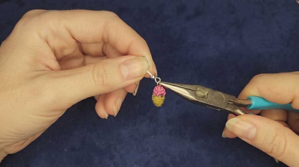 How to Crochet Pencil Earrings Easily (9)