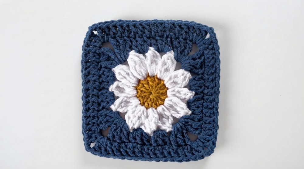 How to Crochet a Daisy granny square - Step by Step Tutorial (1)