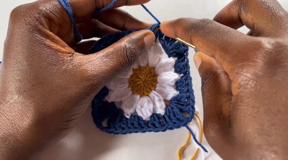How to Crochet a Daisy granny square - Step by Step Tutorial (2)