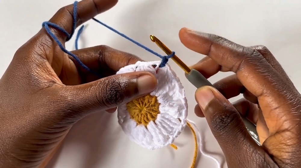 How to Crochet a Daisy granny square - Step by Step Tutorial (3)