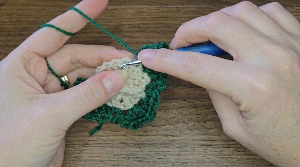 How to Crochet a December Granny Square (3)