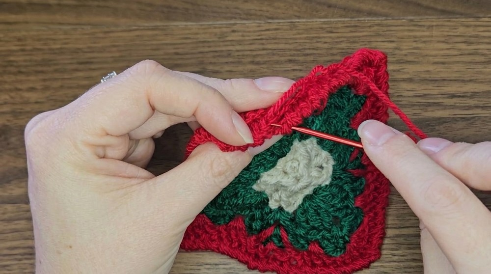 How to Crochet a December Granny Square (5)