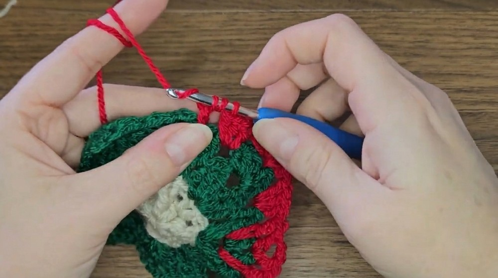 How to Crochet a December Granny Square (6)