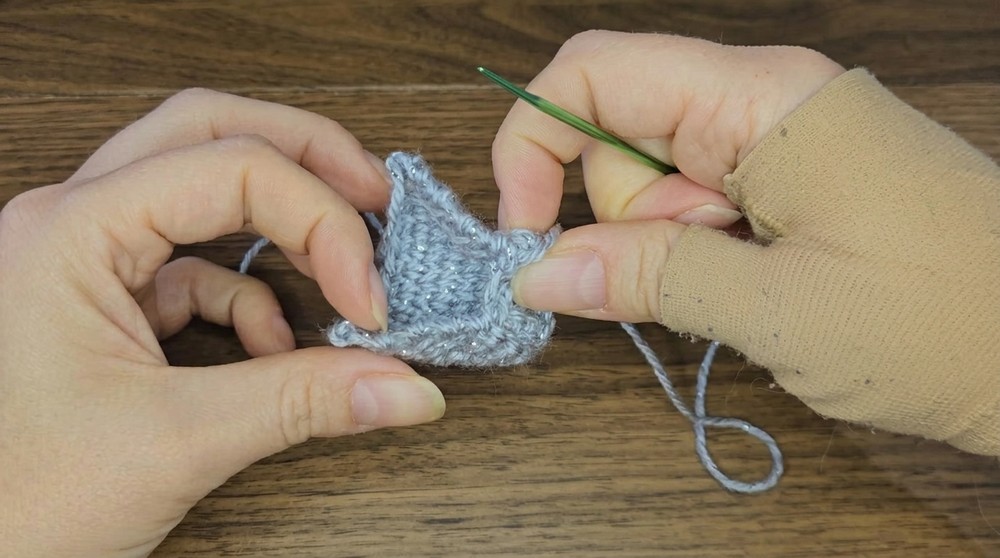 How to Crochet a Mini Lightsaber Easy Pattern (2)