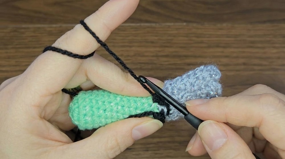 How to Crochet a Mini Lightsaber Easy Pattern (9)