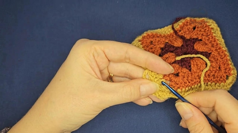 How to Crochet a Puff Stitch Granny Square pattern (6)