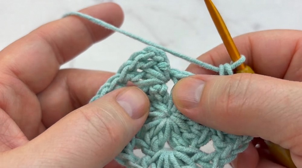 How to Crochet a Spike Stitch Granny Square Free Pattern (7)