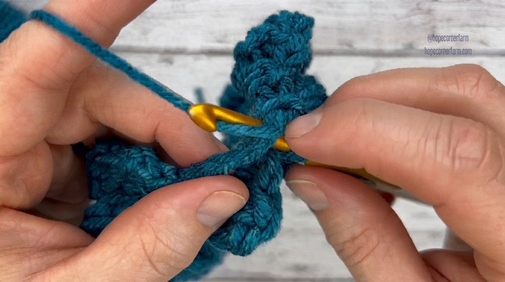 How to Crochet an Easy Flower Free Pattern (5)
