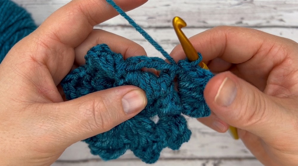 How to Crochet an Easy Flower Free Pattern (6)
