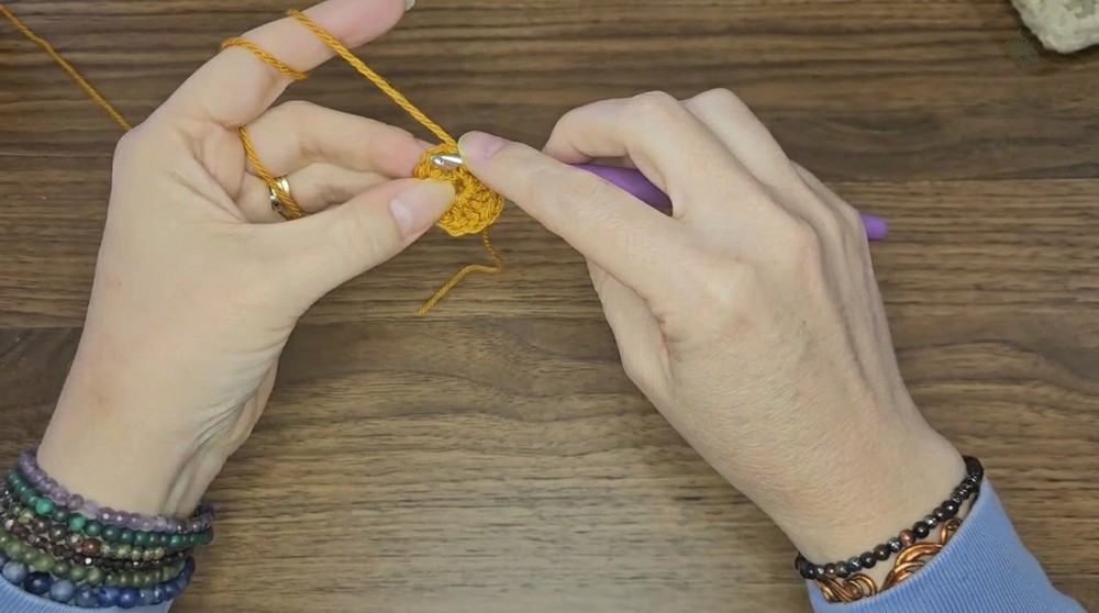 How to Crochet an Easy Granny Square (3)