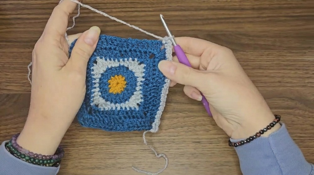 How to Crochet an Easy Granny Square (6)