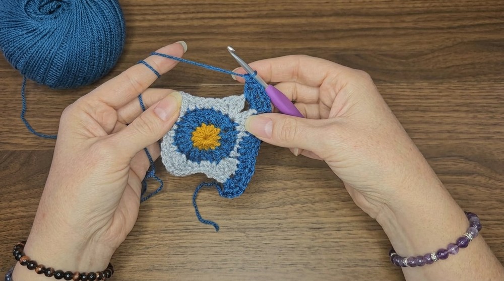 How to Crochet an Easy Granny Square (7)