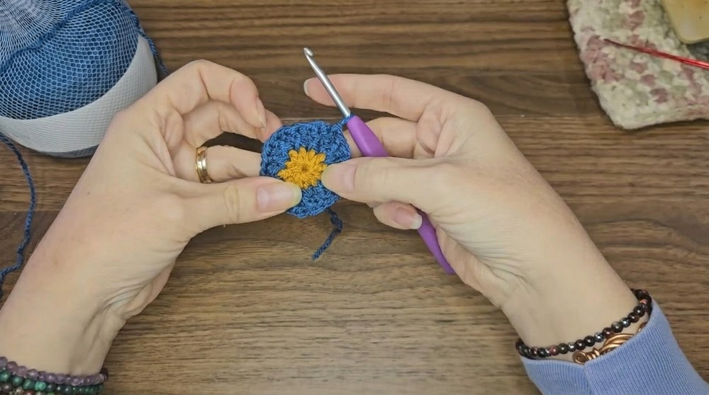 How to Crochet an Easy Granny Square (8)