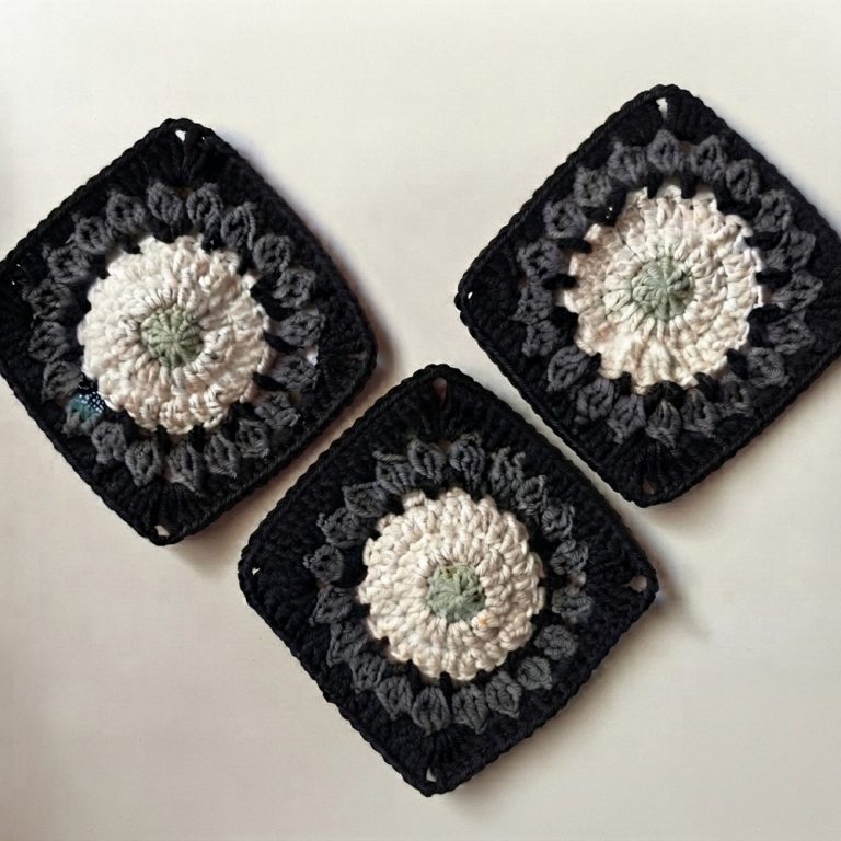 How to Crochet the Spider Web Granny Square (1)