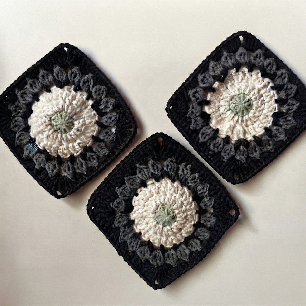 How to Crochet the Spider Web Granny Square (1)