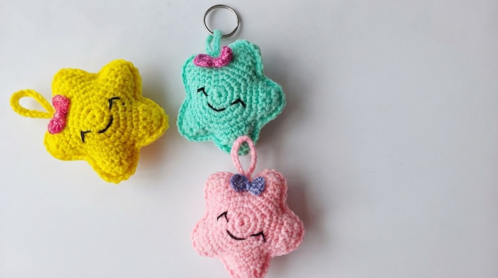 How to crochet STAR Amigurumi Keychain or bagcharm or car mirror hanging 2