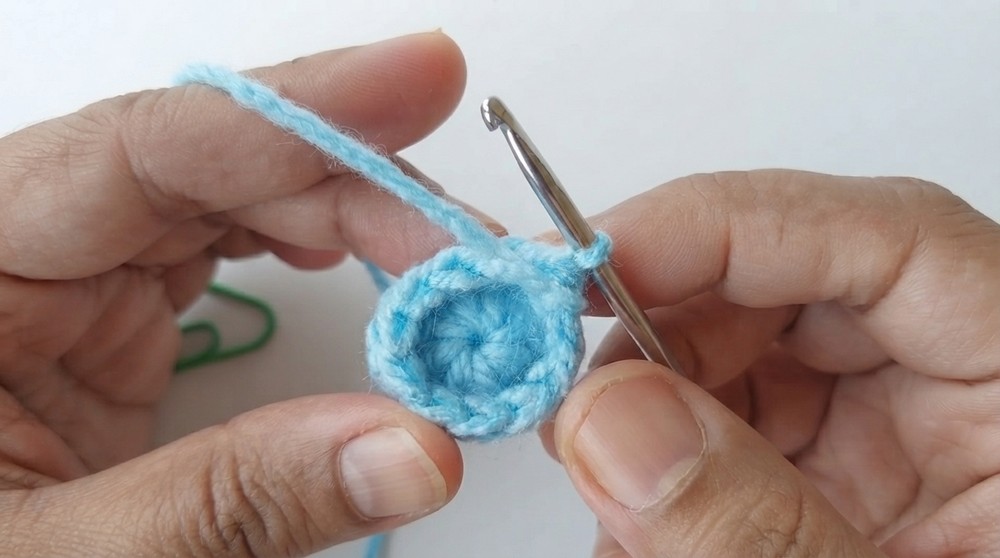 How to crochet Tiny Top Hat 🎩 Step-by-step crochet tutorial for tiny top hat for absolute beginner (2)