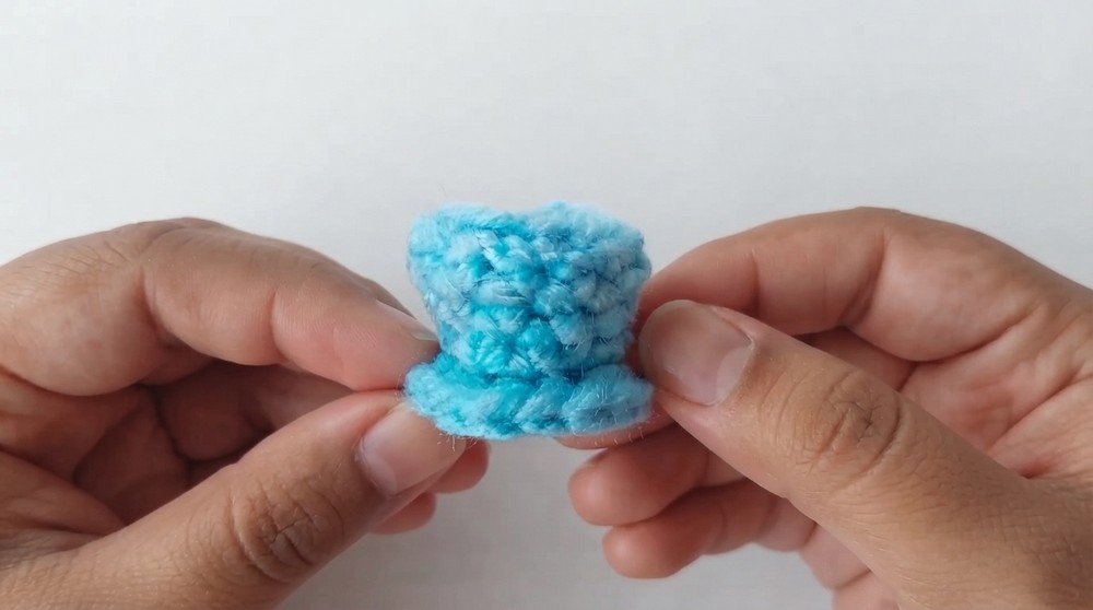 How to crochet Tiny Top Hat 🎩 Step-by-step crochet tutorial for tiny top hat for absolute beginner (3)