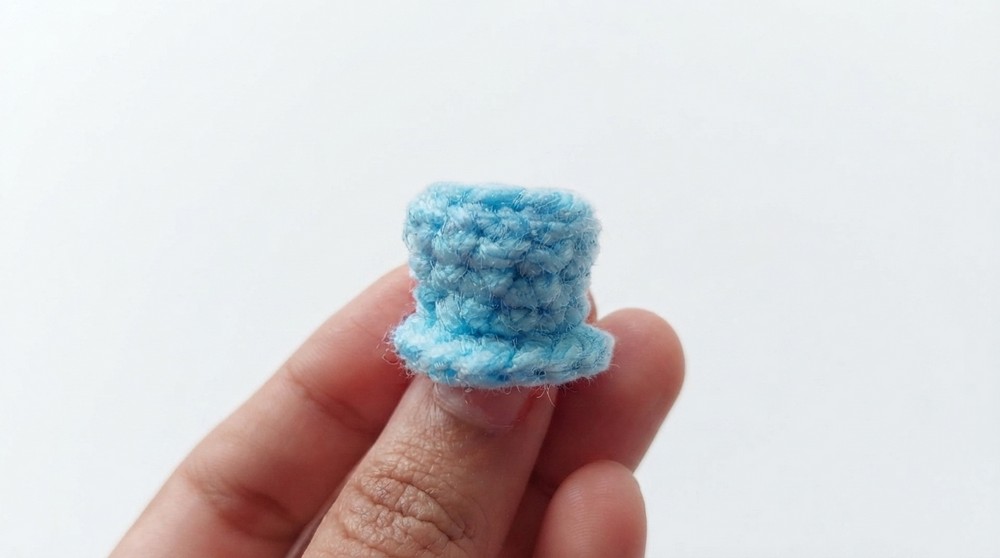 How to crochet Tiny Top Hat 🎩 Step-by-step crochet tutorial for tiny top hat for absolute beginner (7)