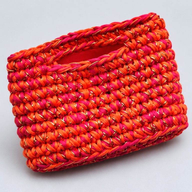 A super simple crochet pattern for a cosmetic bag (10)