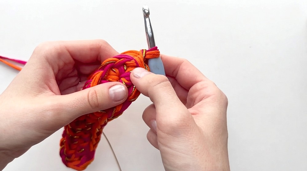 A super simple crochet pattern for a cosmetic bag (2)