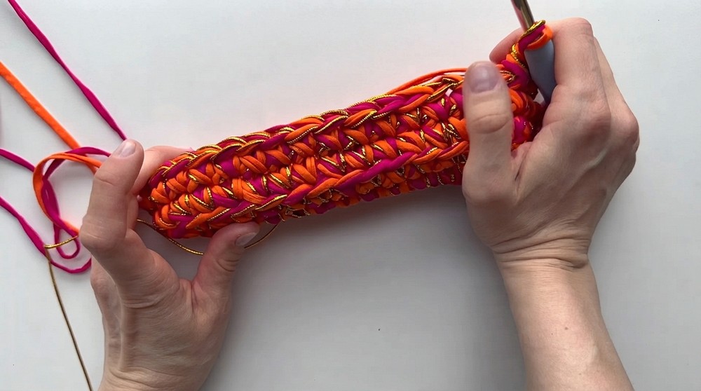 A super simple crochet pattern for a cosmetic bag (4)