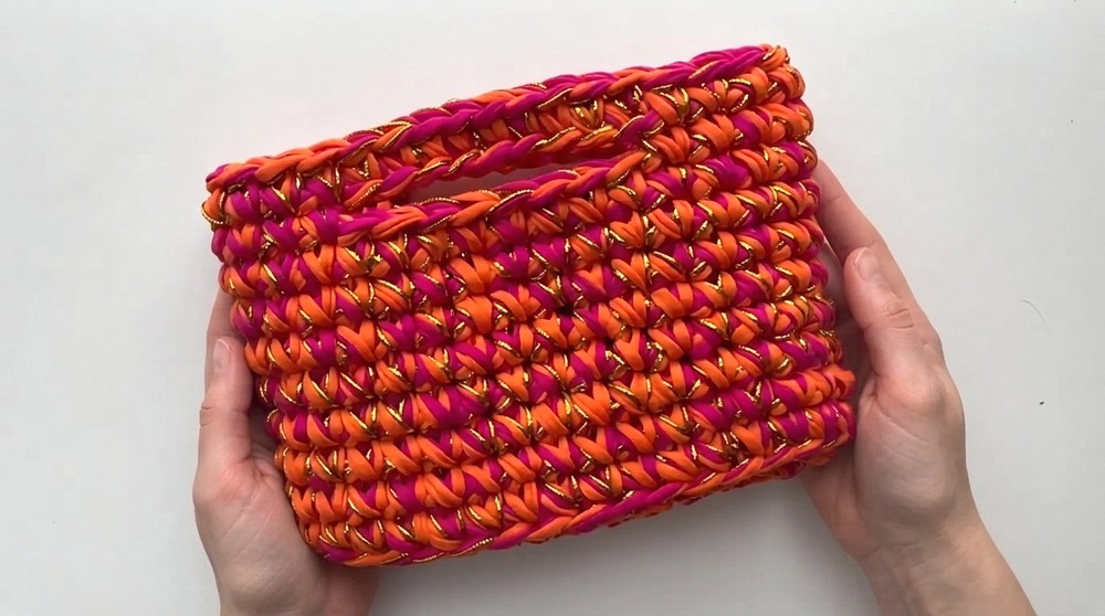 A super simple crochet pattern for a cosmetic bag (6)
