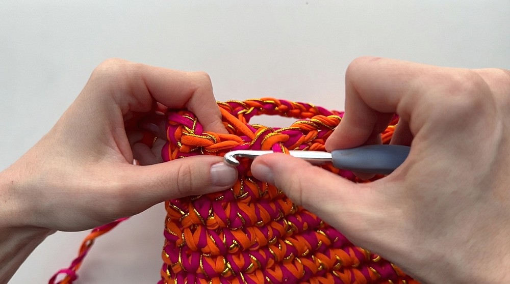 A super simple crochet pattern for a cosmetic bag (7)