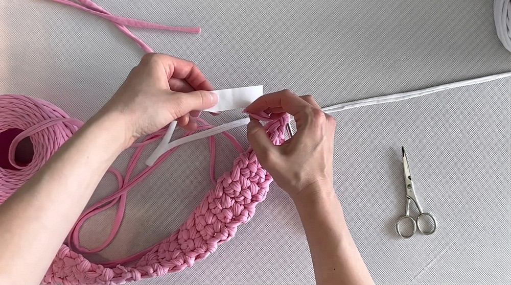 How To Crochet Bag With A Keychain Made From Knitted Yarn (10)