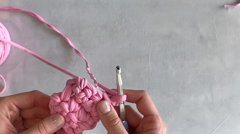 How To Crochet Bag With A Keychain Made From Knitted Yarn (11)